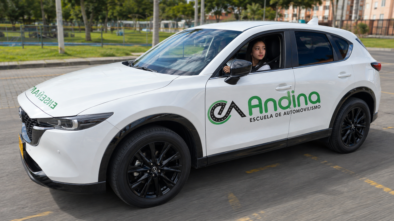 Estudiante realizando práctica de conducción en vehículo de Escuela Andina