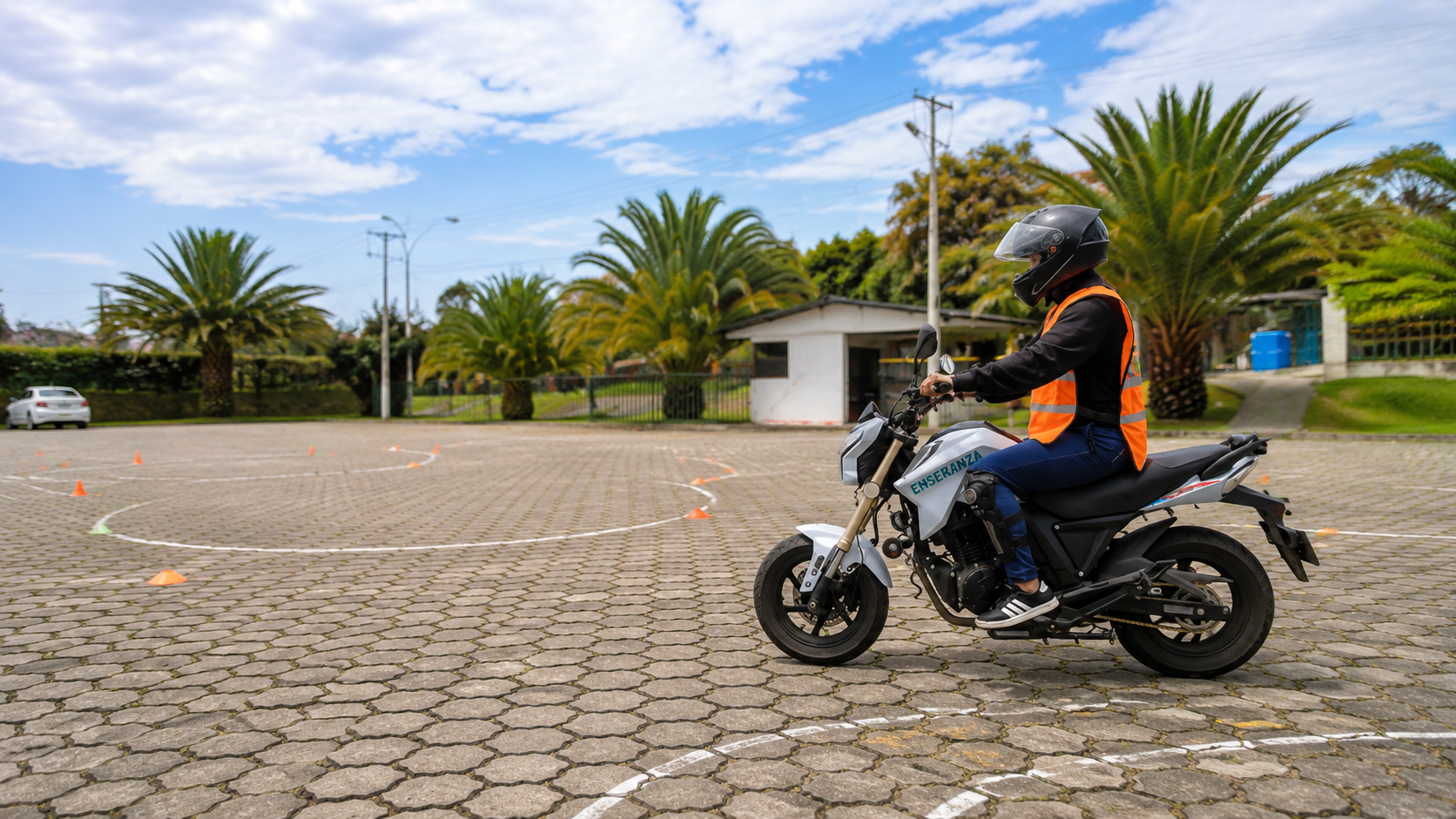 Estudiante realizando práctica para licencia de motocicleta en Escuela Andina